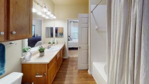 Vista-Ridge-Apartments-in-San-Antonio-One-Bedroom-Model-Bathroom