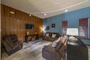 Apartments-in-San-Antonio-Texas-Clubhouse-Lounge-with-TV