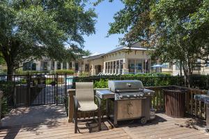 Apartments-in-San-Antonio-Texas-Outdoor-Gilling-Area-off-Pool-Patio