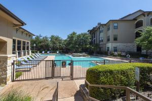 Apartments-in-San-Antonio-Texas-Pool-Patio-with-Lounges