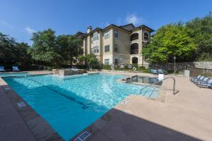 Apartments-in-San-Antonio-Texas-Pool-with-Tanning-Shelf
