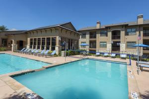 Apartments-in-San-Antonio-Texas-Pool-with-Volley-Ball-and-Patio