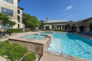 Apartments-in-San-Antonio-Texas-Pool-with-Waterfall
