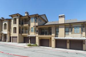 Apartments-in-San-Antonio-Texas-Exterior-Apartment-Building-with-Garages