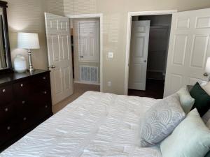 One Bedroom Apartments in San Antonio, Texas - Model Apartment Bedroom