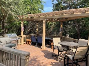 Apartments in San Antonio, TX - Outdoor-Cabana-with-Grilling-Area-and-Seating