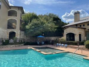 Apartments-in-San-Antonio-Texas-Swimming-Pool-and-Patio-Area